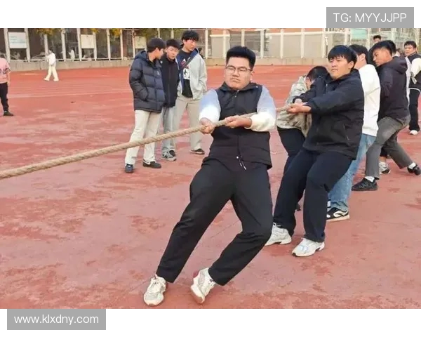 以拔河绳索中心点为核心的力量平衡与团队竞技精神体育运动探索