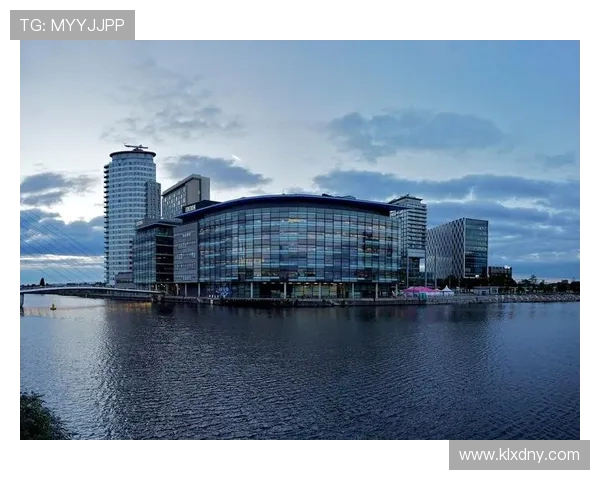 默西河畔的蓝色激情 埃弗顿新体育场巨幕TIFO点亮主场氛围